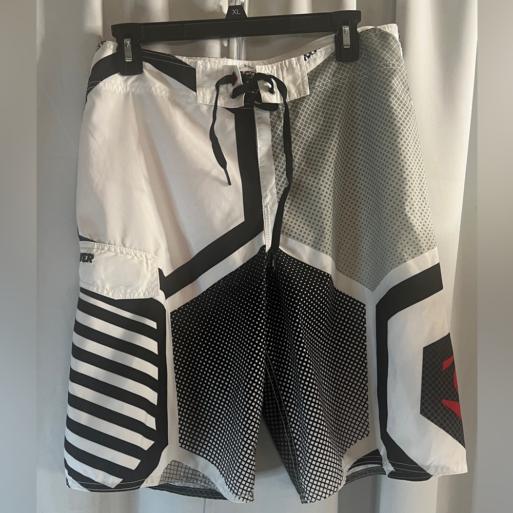 Quiksilver Board Shorts white black red Size 32 Cargo Pockets